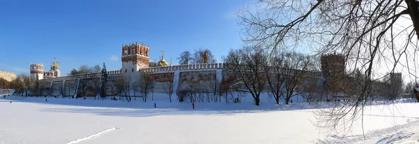 Zimní panorama novodevichiy kláštera v Moskvě. Rusko — Stock fotografie