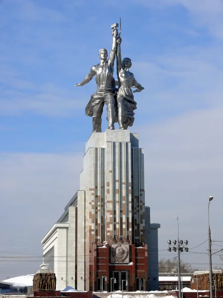 Monument Worker e Kolkhoz Woman em VVC. Moscovo. Rússia — Fotografia de Stock