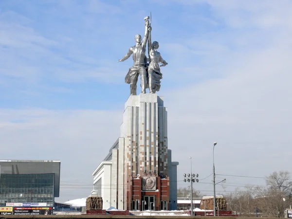 Monumentet arbetaren och kolkhoz kvinna i vvc. Moskva. Ryssland — Stockfoto