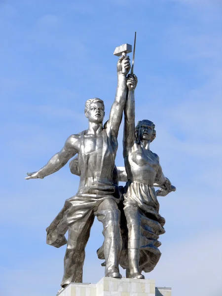 Памятник работнице и колхознице в ВВЦ. В Москве. Россия — стоковое фото