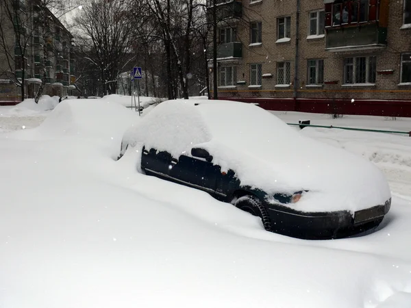 Car in snowdrift after snowfall in Moscow — Stock Photo, Image