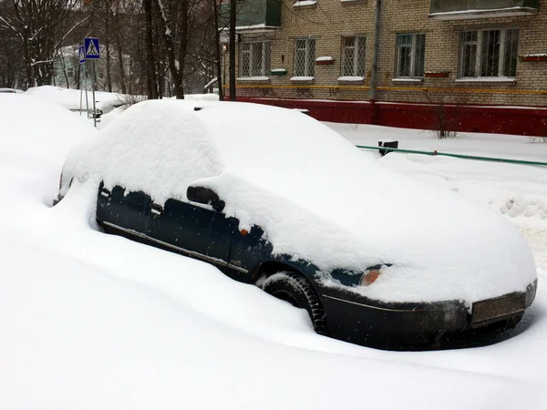 Car in snowdrift after snowfall in Moscow — Stock Photo, Image