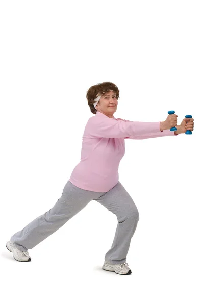 Äldre kvinna tränar med hantlar — Stockfoto
