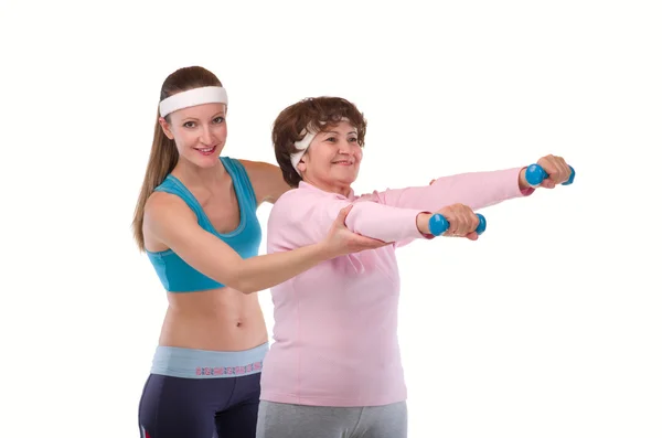Äldre kvinna tränar i gym — Stockfoto