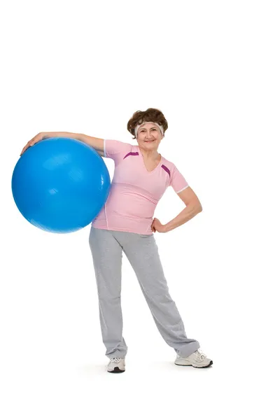Mujer mayor con pelota Fitness —  Fotos de Stock
