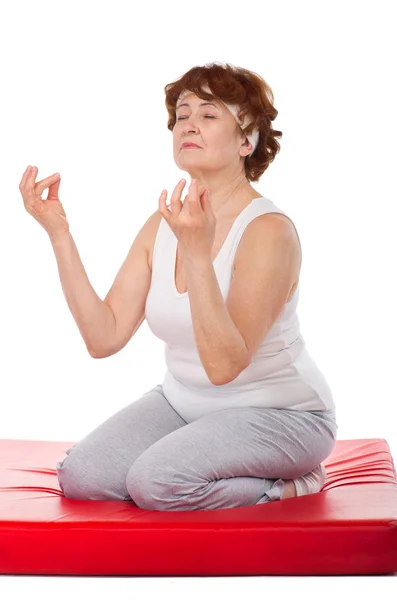 Seniorin macht Yoga-Übungen — Stockfoto