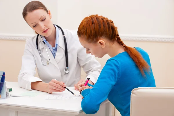 Läkare rekommenderar kvinnlig patient — Stockfoto