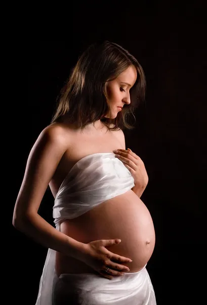 Фигура молодой беременной женщины — стоковое фото