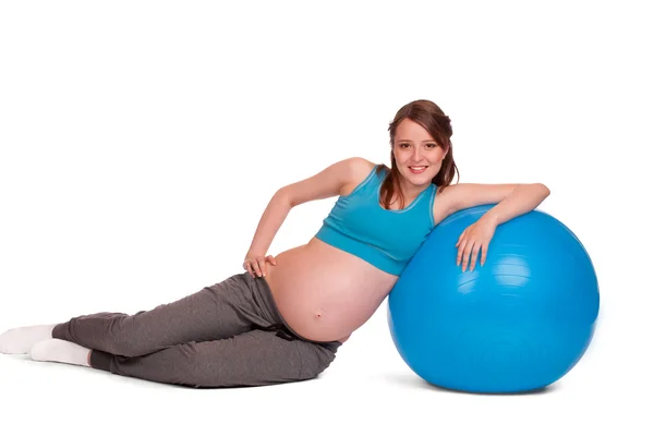 Gravid kvinna med fitball — Stockfoto