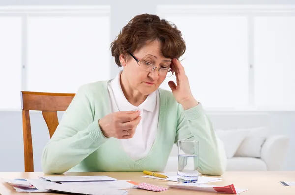 Oudere vrouw zorgen over bill aankondiging — Stockfoto