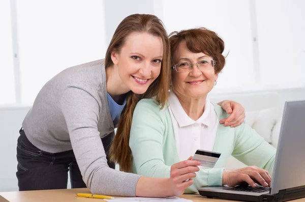 Donna anziana con sua figlia acquisto online — Foto Stock