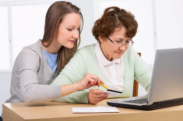 Senior woman with her daughter online purchasing — Stock Photo, Image