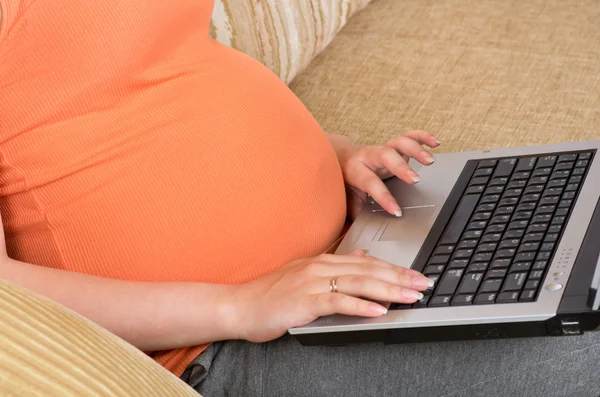 妊娠中のオンラインでの作業 — ストック写真
