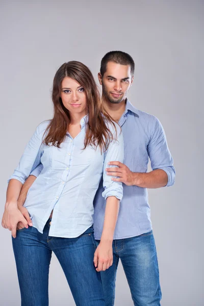 Mladá móda vyjadřující pár v džínách — Stock fotografie