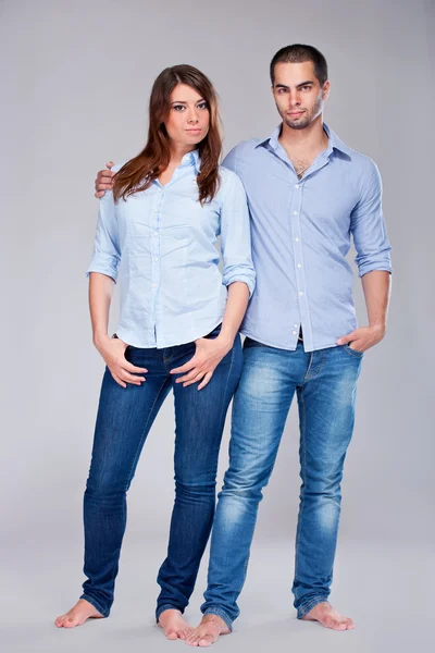 Jonge mode uiten paar in spijkerbroek — Stockfoto