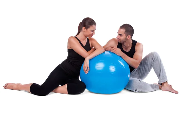 Paar ontspannen op fitball — Stockfoto