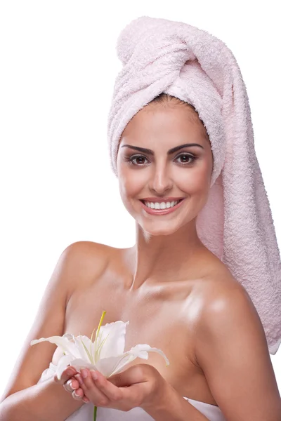 Bruneta lázně žena v ručník na hlavu — Stock fotografie