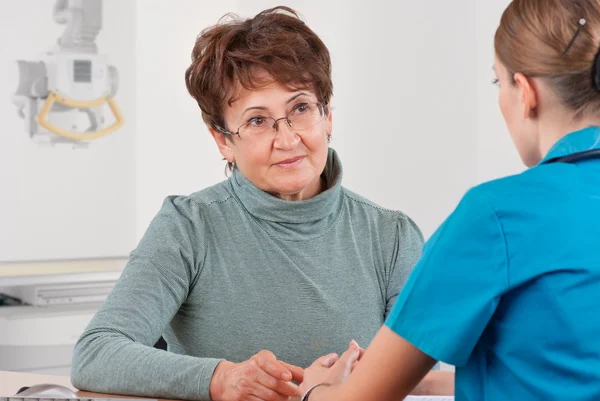 Doctor and patient discussing — Stock Photo, Image