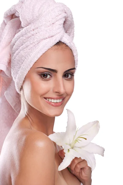 Morena mulher spa em toalha na cabeça — Fotografia de Stock