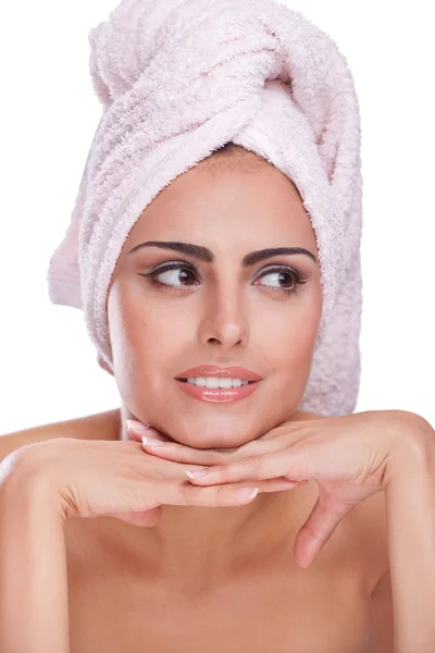 Bruna spa donna in asciugamano sulla testa — Foto Stock
