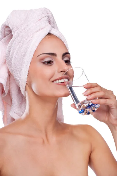 Bruna spa donna bere acqua — Foto Stock