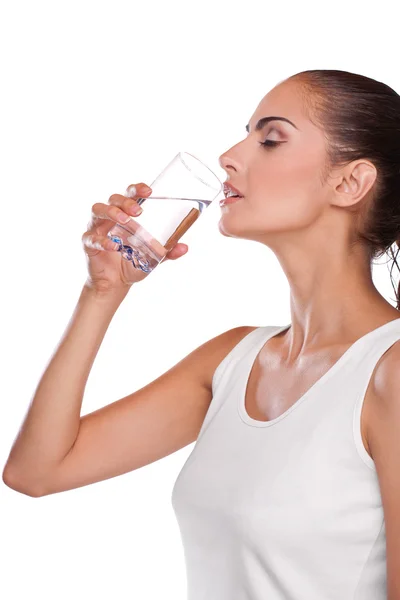 Брюнетка спа женщина питьевая вода — стоковое фото