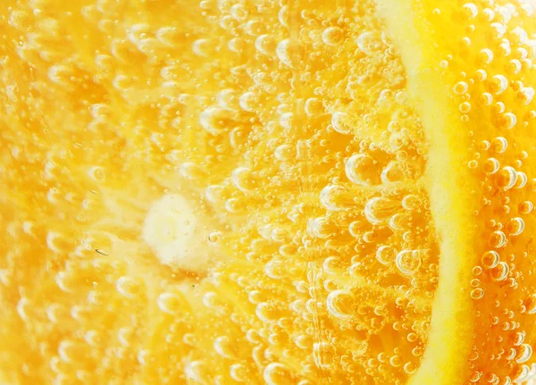 Cobertura laranja com bolhas isoladas — Fotografia de Stock
