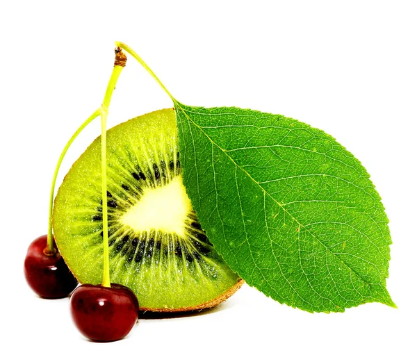 Kiwi a cherry izolovaných na bílém — Stock fotografie