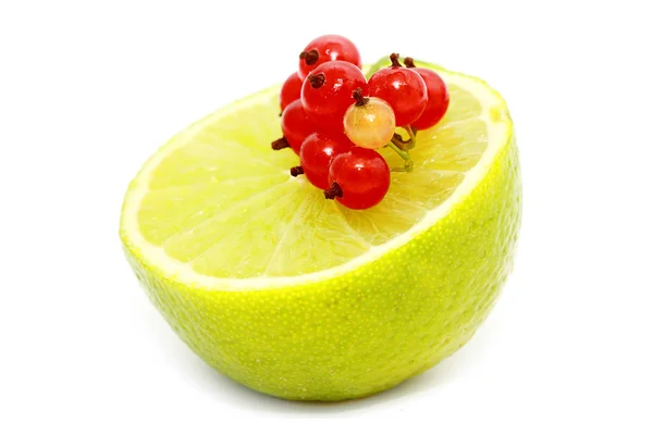 Limão e groselha vermelha isolados em branco — Fotografia de Stock