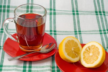 Bir fincan çay ve limon.