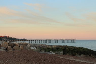 Deniz kenarındaki iskele.