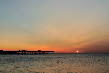 Gündoğumu iskelede