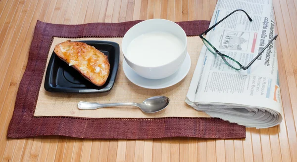 Завтрак и газета — стоковое фото