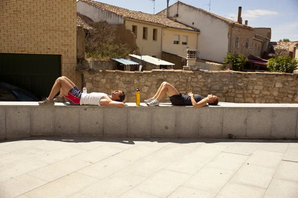 Unge afslappende på terrassen - Stock-foto