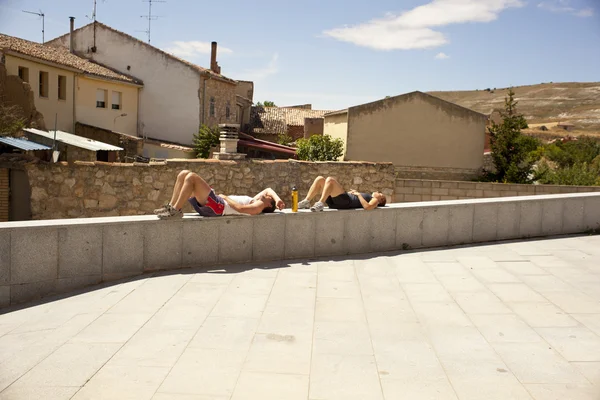 Молодые отдыхающие на террасе — стоковое фото