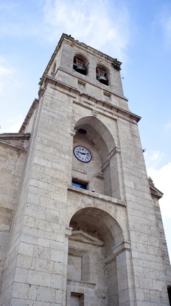 西班牙 hontanas 教堂的钟塔 — 图库照片