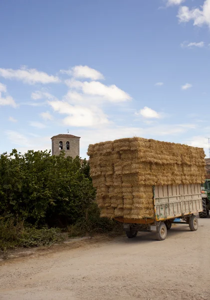 Balíky sena na traktoru — Stock fotografie