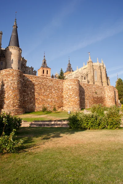 Roman walls and Episcopal Palace, Astorga — Stock Photo, Image