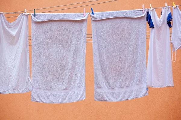 Kuru Beyaz Çamaşırhane asılı — Stok fotoğraf