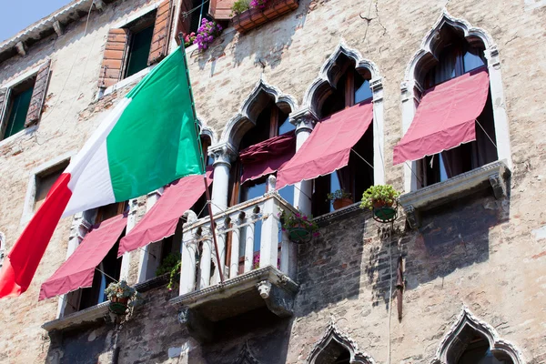 Bandera de Italia en un balcón, Venecia — Foto de Stock
