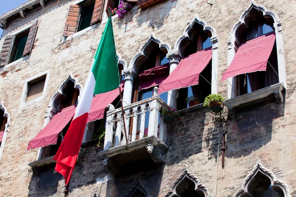 バルコニー、ヴェネツィアでのイタリアの旗 — ストック写真