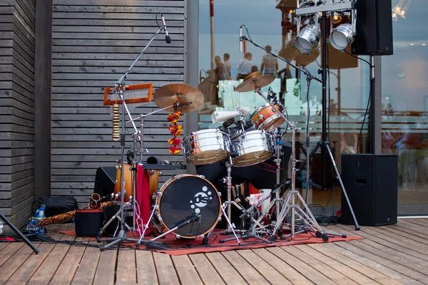 Tambores en el escenario — Foto de Stock