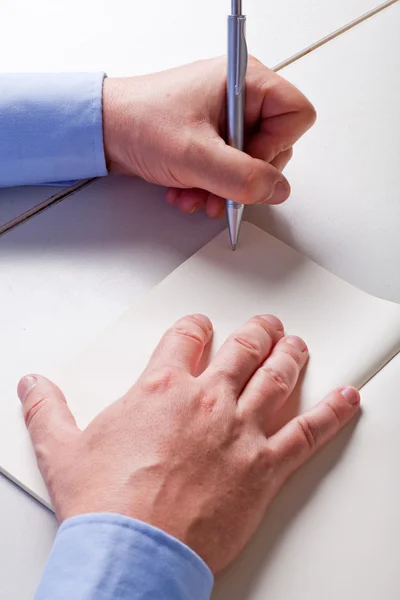 Mãos de um homem escrevendo — Fotografia de Stock