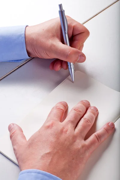 Handen van een man schrijven — Stockfoto