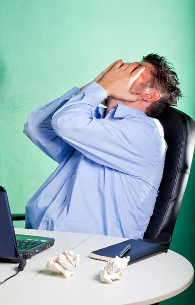 Frustrerad affärsman i hans kontor — Stockfoto