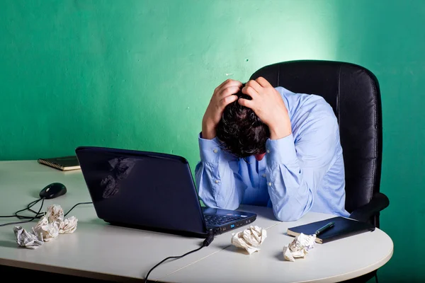 Empresário frustrado em seu escritório — Fotografia de Stock