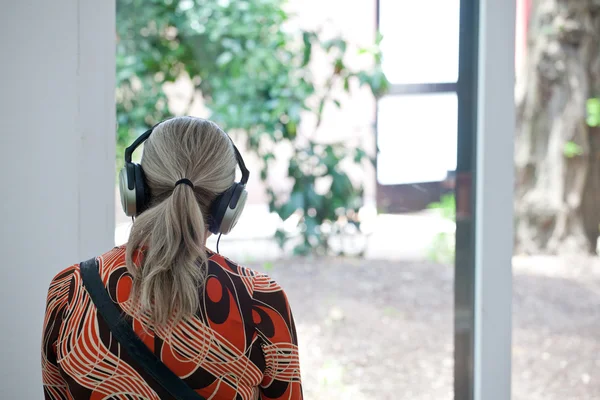Nő zenét hallgat fejhallgatón — Stock Fotó