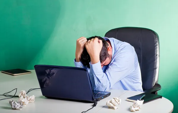 Frustrado hombre de negocios en su oficina —  Fotos de Stock