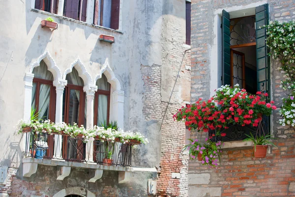 Типичный венецианский балкон — стоковое фото