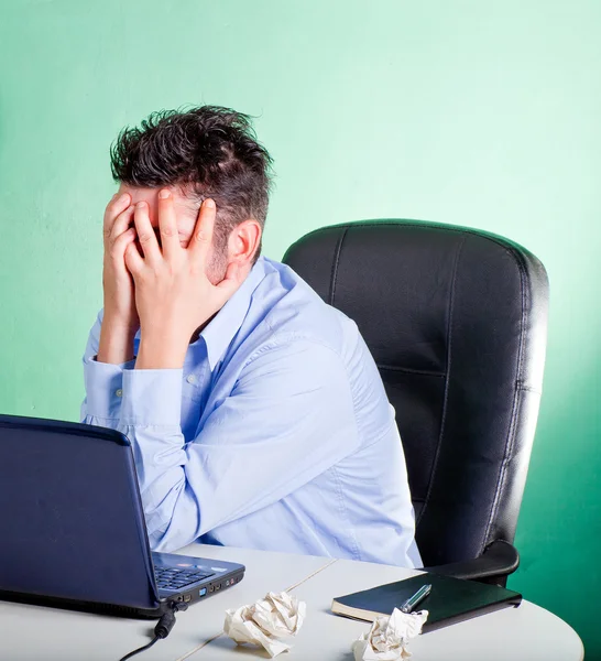 Homme d'affaires frustré dans son bureau — Photo